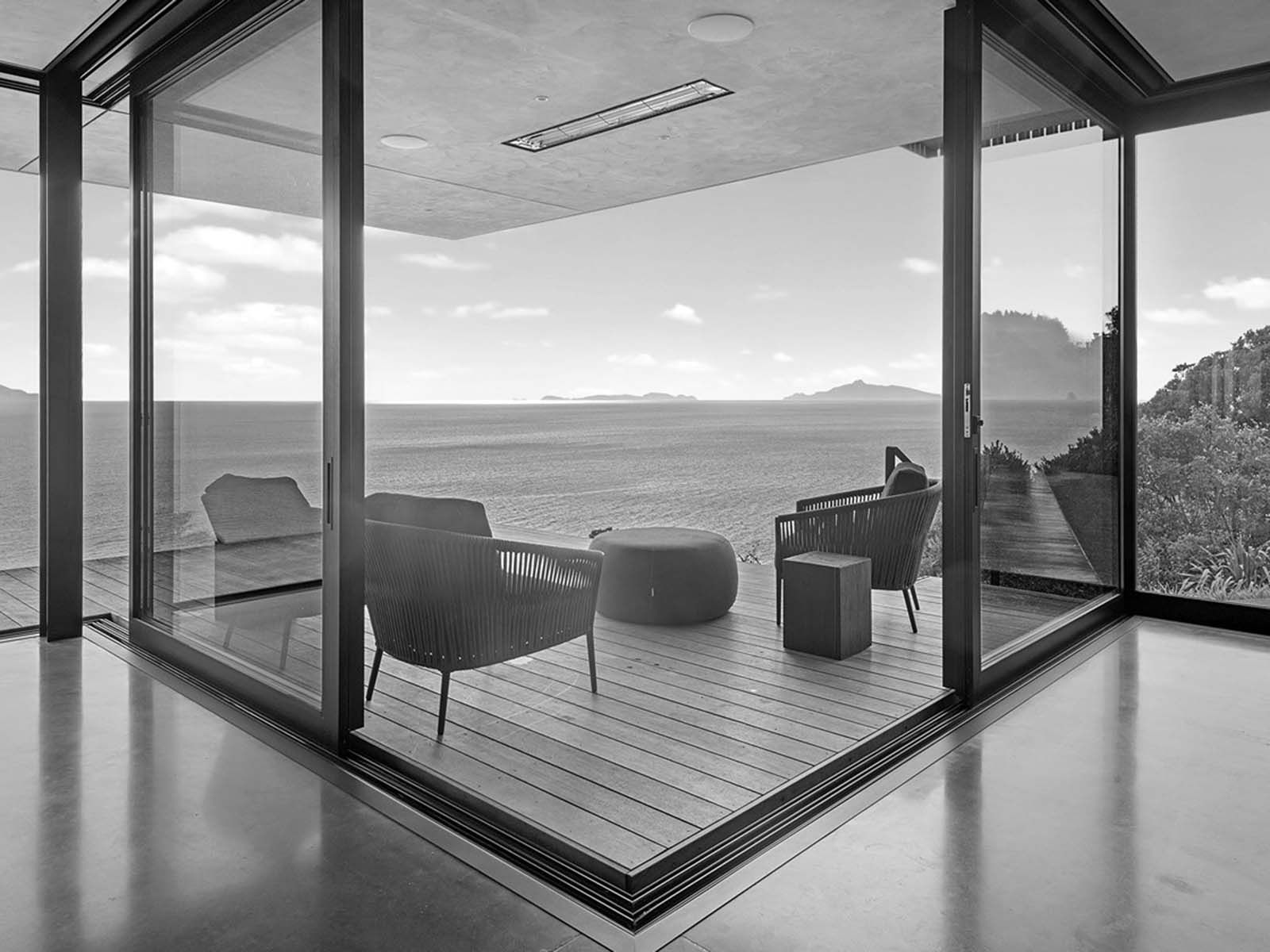 terasse-mit-fenster-bw